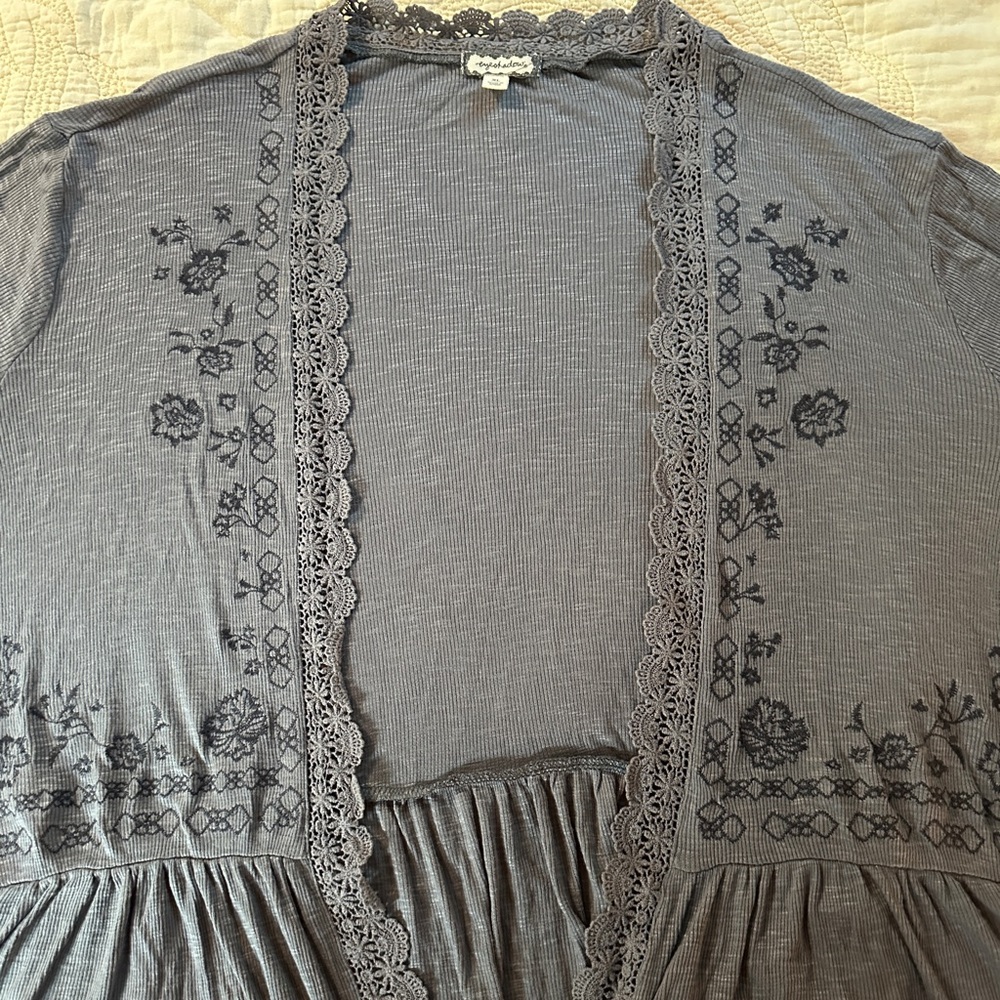 Eyeshadow Open Front Cardigan • Bell Sleeves • Grey w/ Black Floral Embroidery - Picture 6 of 14